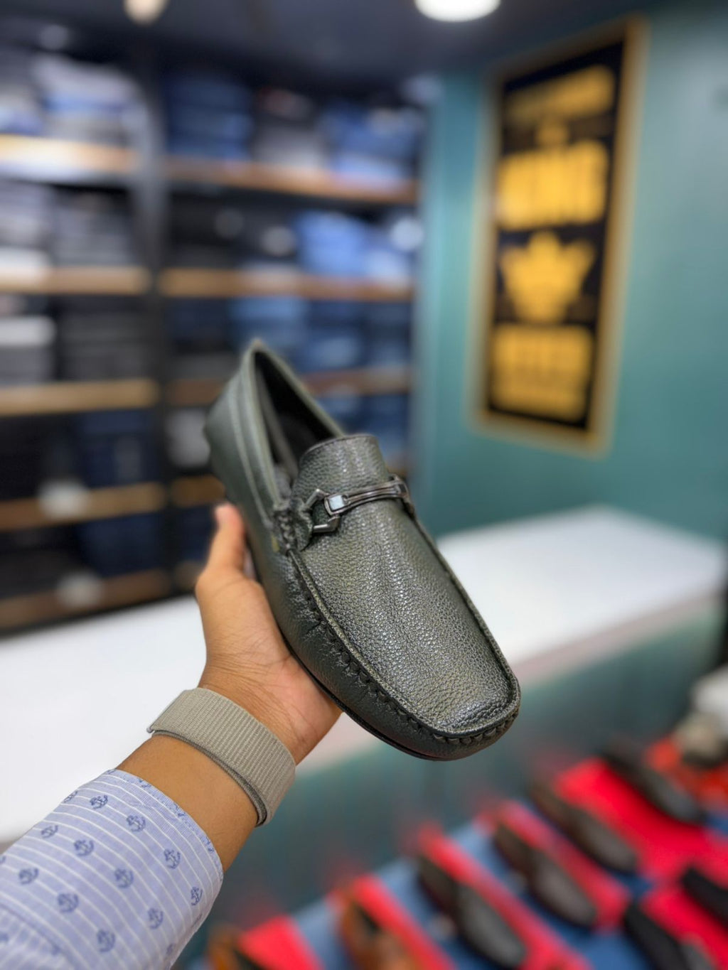 Take a look to an original leather Lofers.